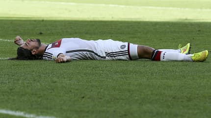 Sami Khedira: „Ich war nach der WM fix und fertig, doch jetzt spüre ich: Mein Weg ist noch nicht zu Ende, es gibt schon noch ein paar Titel zu gewinnen“ Sami Khedira: „Ich war nach der WM fix und fertig, doch jetzt spüre ich: Mein Weg ist noch nicht zu Ende, es gibt schon noch ein paar Titel zu gewinnen“