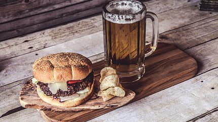 Falsches Food: Nicht das Trinken ist Schuld, eher das viele Essen Falsches Food: Nicht das Trinken ist Schuld, eher das viele Essen