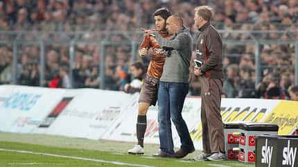 Die letzten Anweisungen von Trainer Stanislawski vor Bruns' Einwechslung als Joker Die letzten Anweisungen von Trainer Stanislawski vor Bruns' Einwechslung als Joker