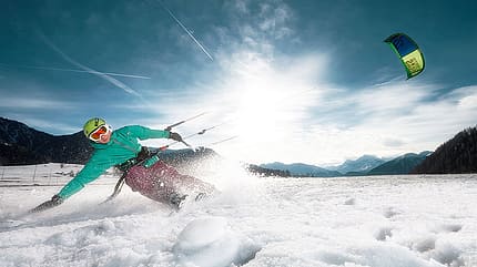 Beim Snowkiten gehen Wintersportler auch im Flachland steil Beim Snowkiten gehen Wintersportler auch im Flachland steil