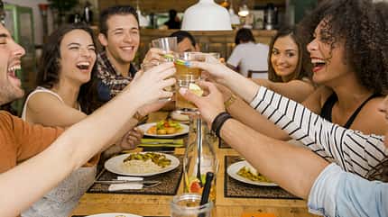 Mit wenigen Tricks, ein reicht gedeckter Tisch und glückliche Gesichter Mit wenigen Tricks, ein reicht gedeckter Tisch und glückliche Gesichter