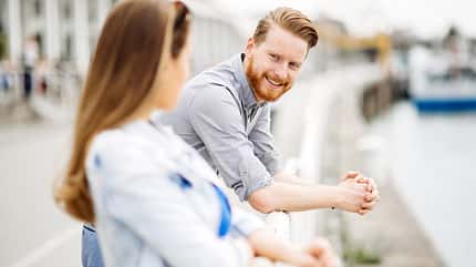 Mit einem Flirt-Spruch kommen Sie ins Gespräch Mit einem Flirt-Spruch kommen Sie ins Gespräch