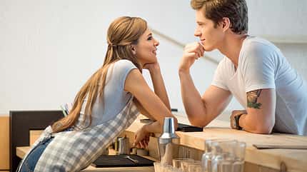 Um die Flirtbereitschaft eines Menschen zu erkennen, ist Körpersprache entscheidend Um die Flirtbereitschaft eines Menschen zu erkennen, ist Körpersprache entscheidend
