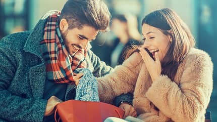 Mit einem guten Flirt-Spruch bringen Sie die Frau zum Lachen Mit einem guten Flirt-Spruch bringen Sie die Frau zum Lachen