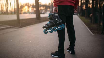 Nomad_Soul_outdoor_sport_herbst_skating_mann_mit_skates Nomad_Soul_outdoor_sport_herbst_skating_mann_mit_skates
