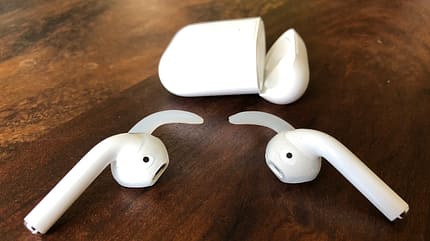 Die Airpods sitzen nicht in jedem Ohr perfekt. Silikonaufsätze helfen Die Airpods sitzen nicht in jedem Ohr perfekt. Silikonaufsätze helfen