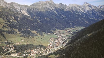 Das Dörfchen St. Anton mit Blick auf die Berge Das Dörfchen St. Anton mit Blick auf die Berge