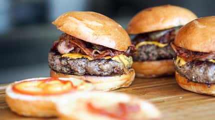 Bacon gibt dem Burger einen rauchigen Geschmack