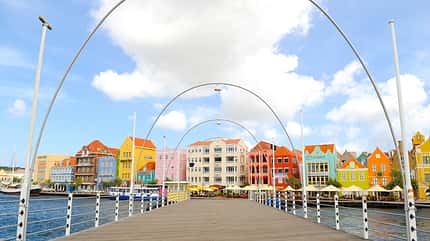 Handelskade: Wunderschöne Häuserfront in Willemstad