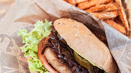 Exklusives Rezept von Vincent Vegan "Veganizer mit Süßkartoffel-Fritten"