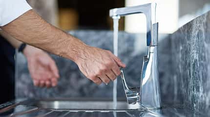 Beim Händewaschen sollte man jeden Finger von allen Seiten waschen Beim Händewaschen sollte man jeden Finger von allen Seiten waschen