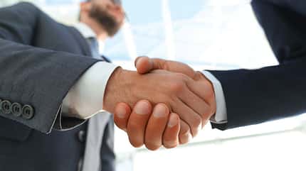 Ein Handschlag genügt, um Erkältungsviren zu übertragen Ein Handschlag genügt, um Erkältungsviren zu übertragen