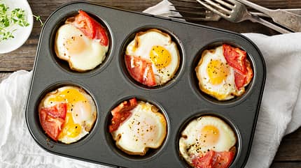 Toast-Muffins mit Ei und Bacon Toast-Muffins mit Ei und Bacon
