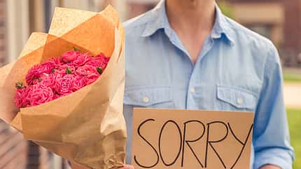 sh_VGstockstudio_475788319_mann_blumen_sorry_entschuldigung_800x533