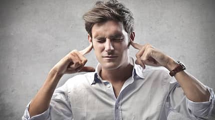 Bei Tinnitus hilft Ohren zuhalten nichts, das Geräusch kommt von innen Bei Tinnitus hilft Ohren zuhalten nichts, das Geräusch kommt von innen