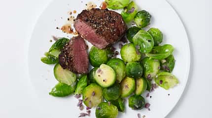 Rinderfilet mit Rosenkohl mit wenig Zutaten Rinderfilet mit Rosenkohl mit wenig Zutaten