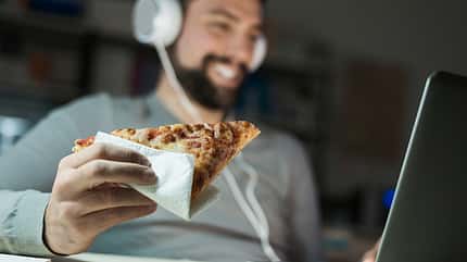 Vor dem Fernseher oder Computer zu essen macht dick Vor dem Fernseher oder Computer zu essen macht dick