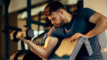 Bizeps-Curls können Sie ohne Trainingspartner exzentrisch ausführen