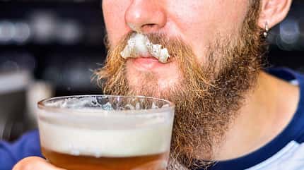Bier-Sommeliere sind Experten in der Bier-Verkostung Bier-Sommeliere sind Experten in der Bier-Verkostung