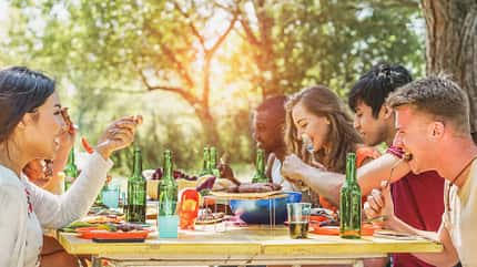 Mit Freunden gemeinsam den Abend beim BBQ ausklingen lassen – unbezahlbar Mit Freunden gemeinsam den Abend beim BBQ ausklingen lassen – unbezahlbar