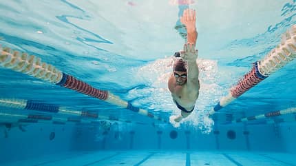 Schwimmen ist technisch höchst anspruchsvoll und stellt gerade für Anfänger eine große Herausforderung dar Schwimmen ist technisch höchst anspruchsvoll und stellt gerade für Anfänger eine große Herausforderung dar