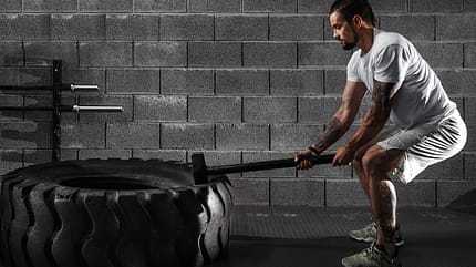 Crossfit beinhaltet verschiedenste Übungen aus Turnen und Gewichtheben, klassischem Krafttraining und anderen Disziplinen