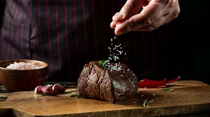 Es gibt 3 ideale Zeitpunkte, um das Fleisch zu salzen Es gibt 3 ideale Zeitpunkte, um das Fleisch zu salzen