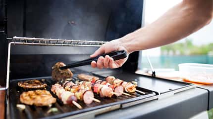 Wende das Fleisch immer mit einer Grillzange Wende das Fleisch immer mit einer Grillzange