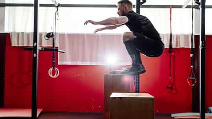 Box-Jumps sind beim HIIT sehr beliebt Box-Jumps sind beim HIIT sehr beliebt