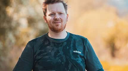 Nach der Arbeit eine Runde zu joggen ist für Henrik selbstverständlich Nach der Arbeit eine Runde zu joggen ist für Henrik selbstverständlich