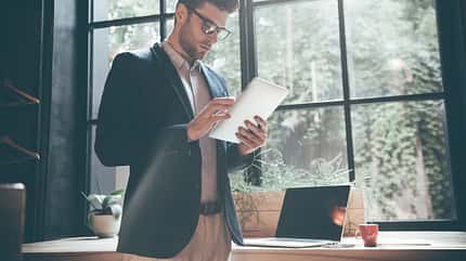 Versuche, auch im Büro weniger zu sitzen Versuche, auch im Büro weniger zu sitzen