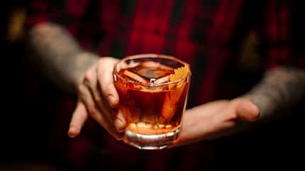 Schalen von Zitrusfrüchten machen sich in Cocktails besonders gut Schalen von Zitrusfrüchten machen sich in Cocktails besonders gut