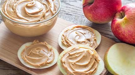 Eine tolle Kombi: Erdnussbutter mit Apfelspalten