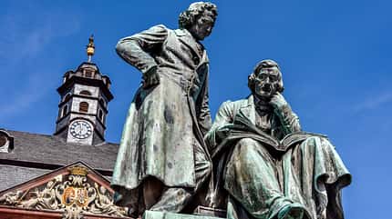 Das Brüder-Grimm-Denkmal in Hanau. Hier liegt der Startpunkt der Tour auf der Deutschen Märchenstraße Das Brüder-Grimm-Denkmal in Hanau. Hier liegt der Startpunkt der Tour auf der Deutschen Märchenstraße
