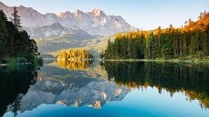 Der Eibsee liegt 9 km südwestlich von Garmisch-Partenkirchen entfernt Der Eibsee liegt 9 km südwestlich von Garmisch-Partenkirchen entfernt