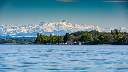 Der Bodensee ist ein 63 km langer See im Alpenvorland zwischen Deutschland, Österreich und der Schweiz Der Bodensee ist ein 63 km langer See im Alpenvorland zwischen Deutschland, Österreich und der Schweiz