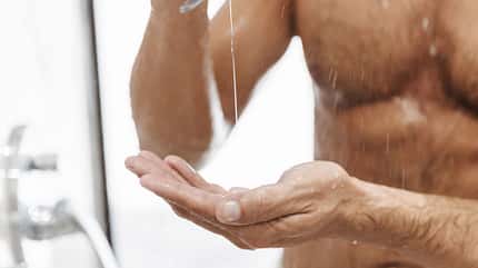 Duschen, Penisprobleme, Intimhygiene PH-neutrale Duschgels schonen die Haut.