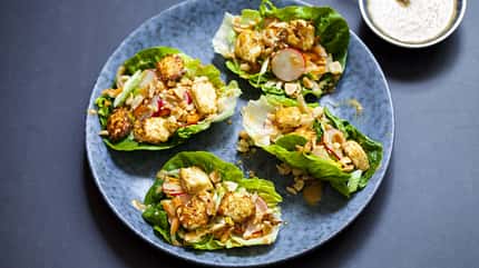 Geflügel auf Salatschiffchen Geflügel auf Salatschiffchen