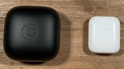 Sehr großes Ladecase: die Akkubox der Powerbeats Pro im Vergleich mit der der Airpods Sehr großes Ladecase: die Akkubox der Powerbeats Pro im Vergleich mit der der Airpods