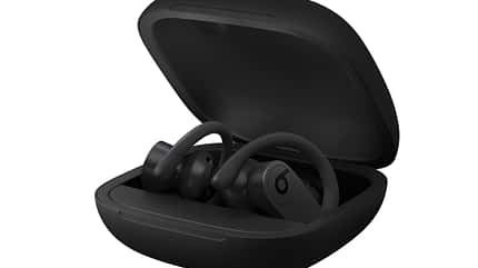 Der Akku der Powerbeats Pro hält locker 10 Stunden. Mit dem Ladecase über 30 Stunden Der Akku der Powerbeats Pro hält locker 10 Stunden. Mit dem Ladecase über 30 Stunden