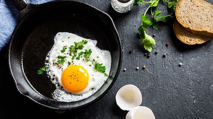 Gesunde Nährstoffe wie Vitamin A findest du vor allem im Eigelb Gesunde Nährstoffe wie Vitamin A findest du vor allem im Eigelb