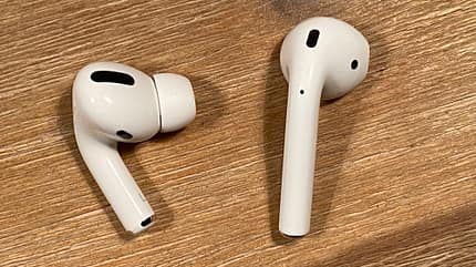 Die Pro-Kopfhörer sehen den Original-AirPods ähnlich, funktionieren allerdings ganz anders Die Pro-Kopfhörer sehen den Original-AirPods ähnlich, funktionieren allerdings ganz anders