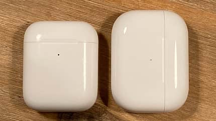 Das Ladecase der Pro-Version ist etwas größer und flacher als das der normalen Airpods Das Ladecase der Pro-Version ist etwas größer und flacher als das der normalen Airpods