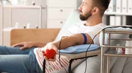 Blut spenden In Deutschland werden täglich etwa 15.000 Blutspenden benötigt