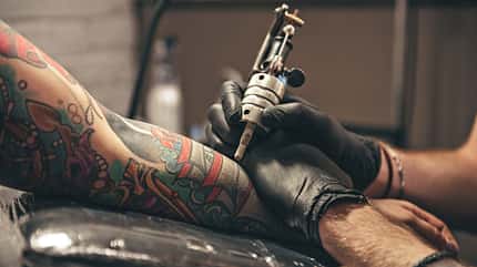 Blut spenden und Tattoos Hast du dir gerade erst ein Tattoo stechen lassen, musst du vier Monate bis zur nächsten Spende warten