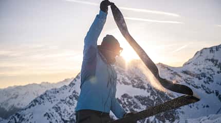 Steigfelle werden für den Aufstieg einfach über den Skibelag geklebt und zur Abfahrt wieder abgezogen Steigfelle werden für den Aufstieg einfach über den Skibelag geklebt und zur Abfahrt wieder abgezogen