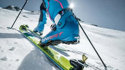 Tourenbindung: Anders als beim Abfahrtsski brauchst du eine Bindung, die zwar vorne festsitzt, sich aber an der Ferse abhebt. Tourenbindung: Anders als beim Abfahrtsski brauchst du eine Bindung, die zwar vorne festsitzt, sich aber an der Ferse abhebt.