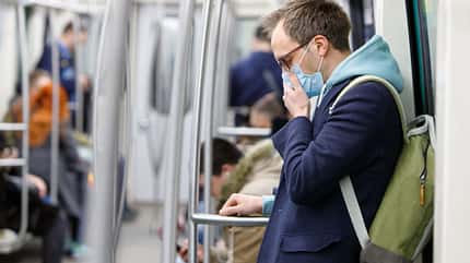 Coronavirus vorbeugen Ein Mundschutz hilft nur bedingt gegen eine Ansteckung mit dem Coronavirus
