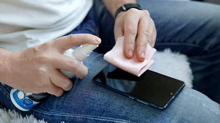 Handy reiningen Um dein Handy zu reiningen, brauchst du kein Desinfektionsmittel