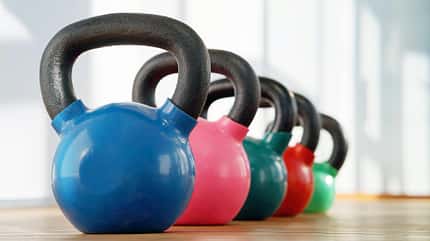 Eine Kettlebell oder Kugelhantel funktioniert anders als eine typische Hantel Eine Kettlebell oder Kugelhantel funktioniert anders als eine typische Hantel